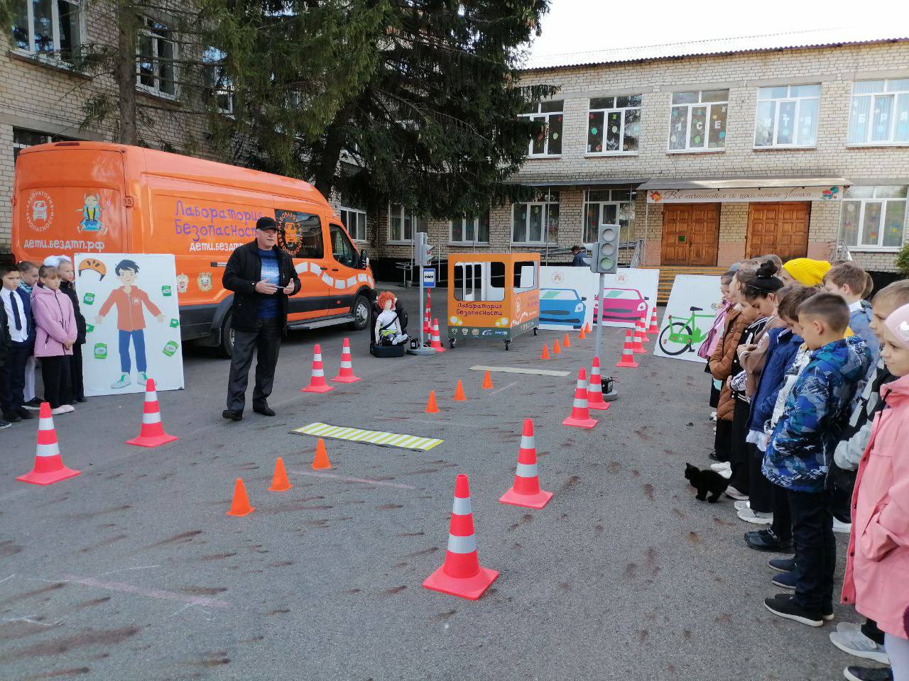 Сегодня нашу школу посетили преподаватели мобильного Центра по профилактике детского дорожно-транспортного травматизма «Лаборатория безопасности». Тематические занятия прошли для учащихся 1-4 классов..