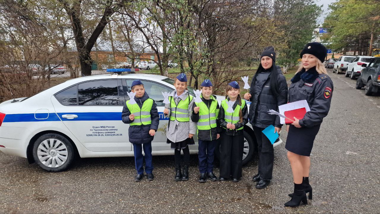 В преддверии Всемирной акции, посвященной Дню памяти жертв ДТП, Госавтоинспекция и юные инспекторы дорожного движения основной общеобразовательной школы √6 с. Донского провели акцию «Белый Ангел»..