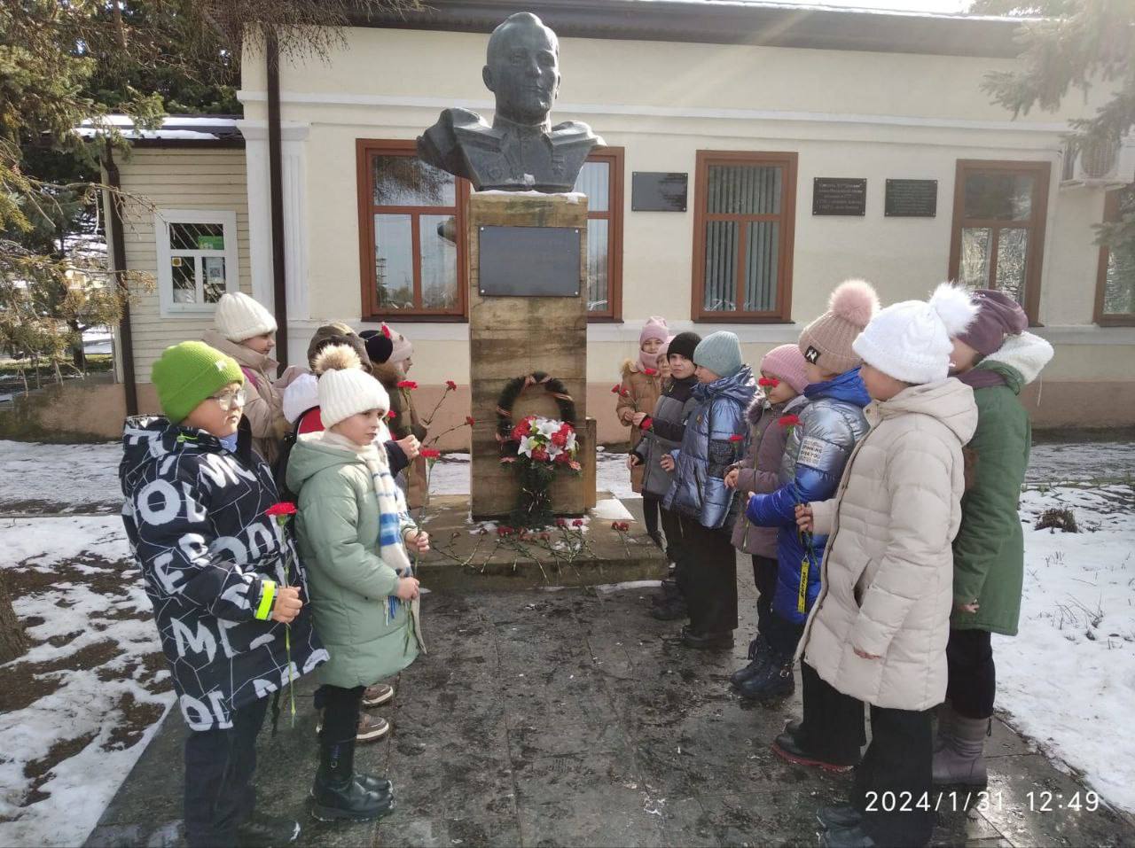 1 февраля ребята 3 Б класса возложили цветы у памятника героя Советского Союза А.В. Невдахина..